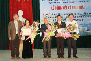 Trao giải Cuộc thi Ký, thơ, sưu tầm tư liệu, hiện vật kỷ niệm 45 năm Hàm Rồng chiến thắng